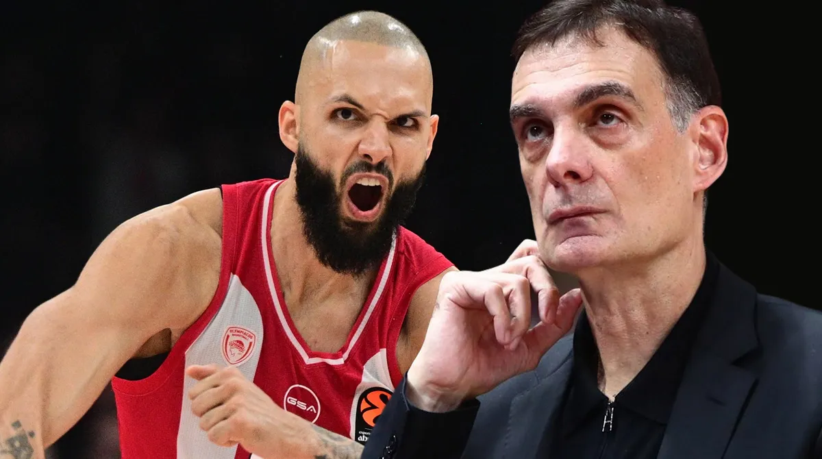 Ο Γιώργος Μπαρτζώκας δίνει οδηγίες στον Εβάν Φουρνιέ κατά τη διάρκεια αγώνα Euroleague του Ολυμπιακού.