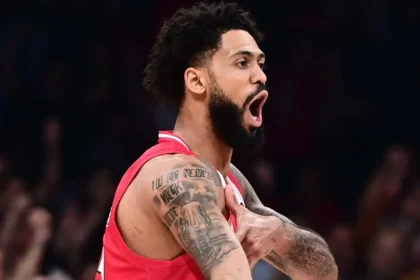 Ο Τάιλερ Ντόρσεϊ του Ολυμπιακού πανηγυρίζει με τεράστιο πάθος στο παρκέ κατά τη διάρκεια αγώνα της Euroleague