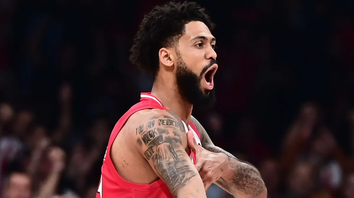 Ο Τάιλερ Ντόρσεϊ του Ολυμπιακού πανηγυρίζει με τεράστιο πάθος στο παρκέ κατά τη διάρκεια αγώνα της Euroleague