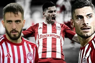 Ο Κώστας Φορτούνης και ο Γιώργος Μασούρας πανηγυρίζουν αγκαλιασμένοι μετά από επίτευξη τέρματος