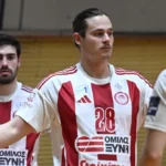 Παίκτες του τμήματος χάντμπολ του Ολυμπιακού σε στιγμή του αγώνα ενάντια στη Δράμα για την Handball Premier.