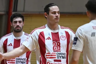 Παίκτες του τμήματος χάντμπολ του Ολυμπιακού σε στιγμή του αγώνα ενάντια στη Δράμα για την Handball Premier.