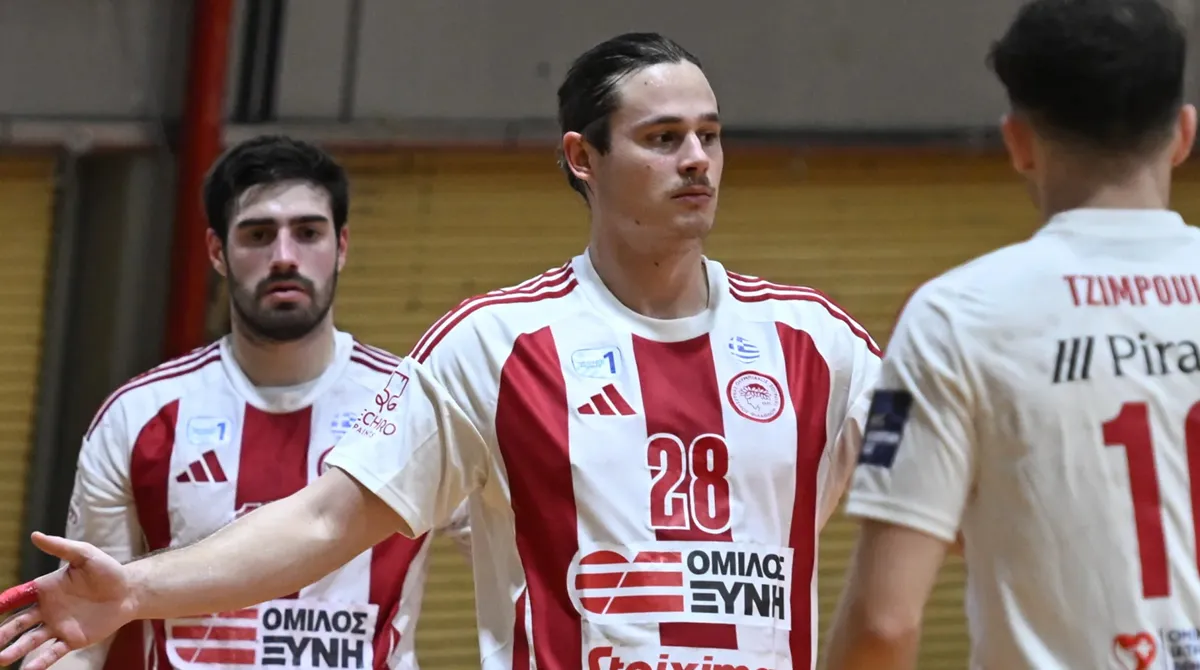 Παίκτες του τμήματος χάντμπολ του Ολυμπιακού σε στιγμή του αγώνα ενάντια στη Δράμα για την Handball Premier.