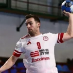 Παίκτης του Ολυμπιακού στο χάντμπολ ετοιμάζεται για βολή. Ιστορικό ρεκόρ σκοραρίσματος απέναντι στον Φέρωνα στη Βέροια