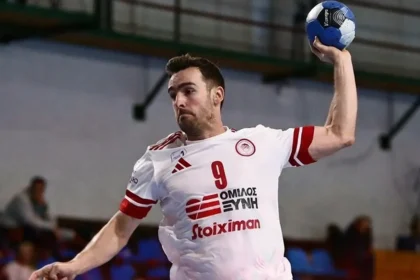 Παίκτης του Ολυμπιακού στο χάντμπολ ετοιμάζεται για βολή. Ιστορικό ρεκόρ σκοραρίσματος απέναντι στον Φέρωνα στη Βέροια