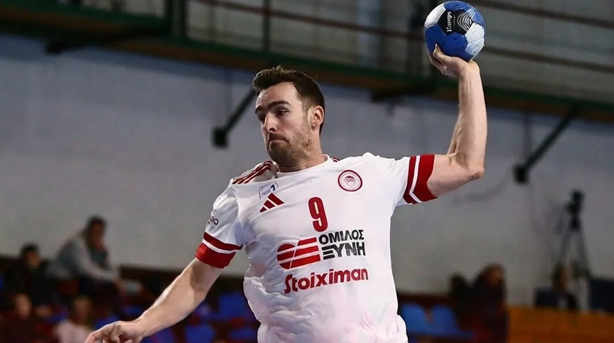 Παίκτης του Ολυμπιακού στο χάντμπολ ετοιμάζεται για βολή. Ιστορικό ρεκόρ σκοραρίσματος απέναντι στον Φέρωνα στη Βέροια