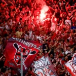 Οπαδοί του Ολυμπιακού πανηγυρίζουν ανάβοντας καπνογόνα στις κερκίδες του γηπέδου