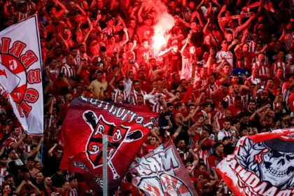 Οπαδοί του Ολυμπιακού πανηγυρίζουν ανάβοντας καπνογόνα στις κερκίδες του γηπέδου