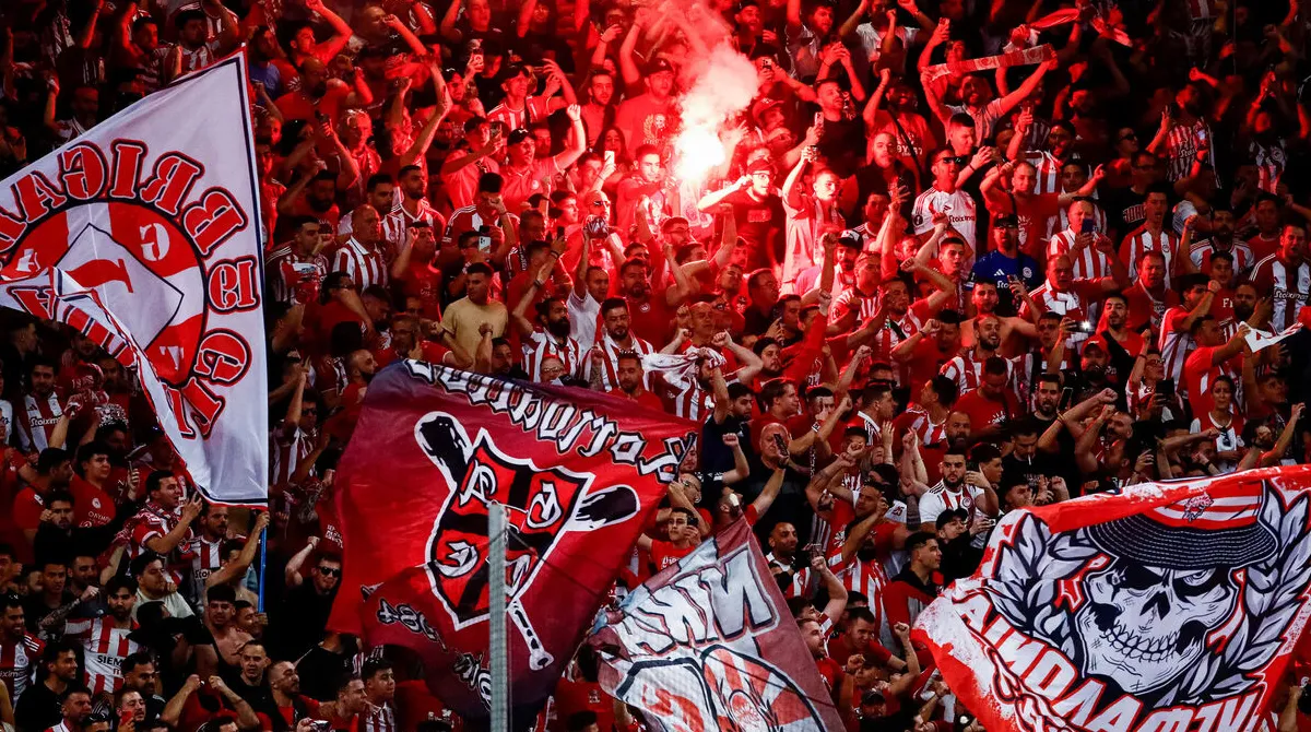 Οπαδοί του Ολυμπιακού πανηγυρίζουν ανάβοντας καπνογόνα στις κερκίδες του γηπέδου