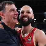 Ο Γιώργος Μπαρτζώκας πανηγυρίζει με τον Εβάν Φουρνιέ του Ολυμπιακού κατά τη διάρκεια αγώνα στο ΣΕΦ.