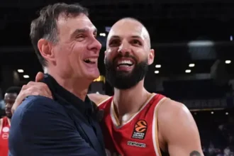 Ο Γιώργος Μπαρτζώκας πανηγυρίζει με τον Εβάν Φουρνιέ του Ολυμπιακού κατά τη διάρκεια αγώνα στο ΣΕΦ.