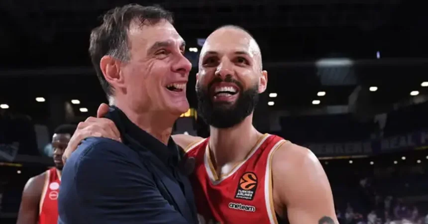 Ο Γιώργος Μπαρτζώκας πανηγυρίζει με τον Εβάν Φουρνιέ του Ολυμπιακού κατά τη διάρκεια αγώνα στο ΣΕΦ.