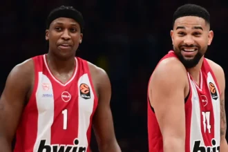 Νιλικίνα και Τζόσεφ, χαμογελαστοί στο παρκέ του ΣΕΦ μετά τη νέα νίκη στο ντέρμπι της Euroleague απέναντι στον Παναθηναϊκό.