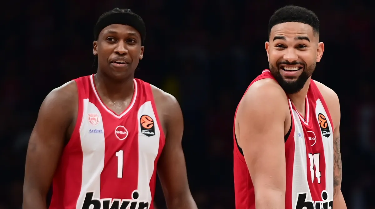 Νιλικίνα και Τζόσεφ, χαμογελαστοί στο παρκέ του ΣΕΦ μετά τη νέα νίκη στο ντέρμπι της Euroleague απέναντι στον Παναθηναϊκό.