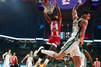 Στιγμιότυπο από το ντέρμπι Παναθηναϊκός - Ολυμπιακός στο ΟΑΚΑ για το πρωτάθλημα της GBL.