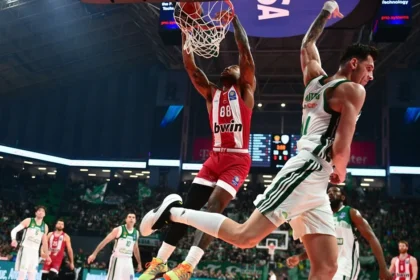 Στιγμιότυπο από το ντέρμπι Παναθηναϊκός - Ολυμπιακός στο ΟΑΚΑ για το πρωτάθλημα της GBL.