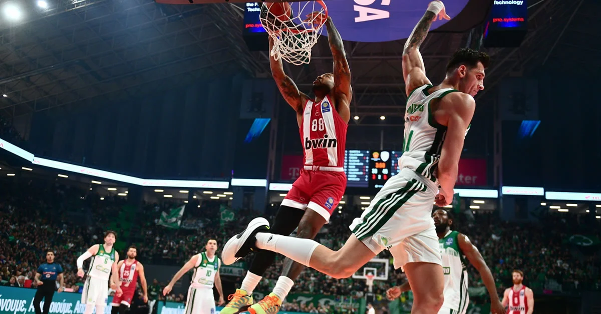 Στιγμιότυπο από το ντέρμπι Παναθηναϊκός - Ολυμπιακός στο ΟΑΚΑ για το πρωτάθλημα της GBL.