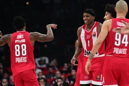 Οι παίκτες του Ολυμπιακού (Τζόουνς, Φουρνιέ) πανηγυρίζουν στο παρκέ του ΣΕΦ ενόψει της αναμέτρησης με τον ΠΑΟΚ για την GBL