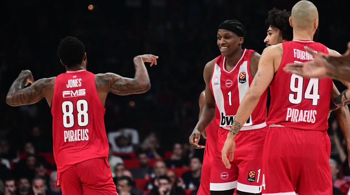 Οι παίκτες του Ολυμπιακού (Τζόουνς, Φουρνιέ) πανηγυρίζουν στο παρκέ του ΣΕΦ ενόψει της αναμέτρησης με τον ΠΑΟΚ για την GBL