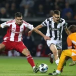 Διεκδίκηση της μπάλας ανάμεσα σε ποδοσφαιριστές του Ολυμπιακού και του ΠΑΟΚ κατά τη διάρκεια ντέρμπι της Super League
