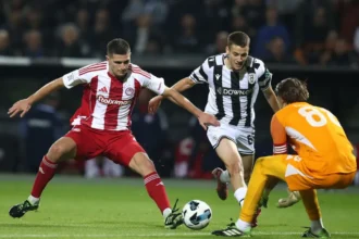 Διεκδίκηση της μπάλας ανάμεσα σε ποδοσφαιριστές του Ολυμπιακού και του ΠΑΟΚ κατά τη διάρκεια ντέρμπι της Super League