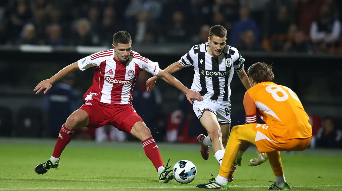 Διεκδίκηση της μπάλας ανάμεσα σε ποδοσφαιριστές του Ολυμπιακού και του ΠΑΟΚ κατά τη διάρκεια ντέρμπι της Super League