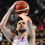 Ο αρχηγός του Ολυμπιακού Κώστας Παπανικολάου σουτάρει τρίποντο, στο ιστορικό ρεσιτάλ της ομάδας του απέναντι στην Παρί