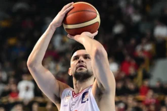 Ο αρχηγός του Ολυμπιακού Κώστας Παπανικολάου σουτάρει τρίποντο, στο ιστορικό ρεσιτάλ της ομάδας του απέναντι στην Παρί