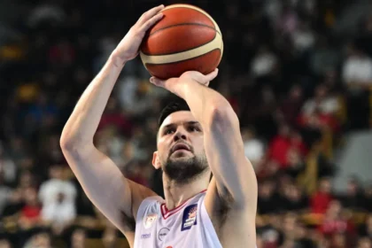 Ο αρχηγός του Ολυμπιακού Κώστας Παπανικολάου σουτάρει τρίποντο, στο ιστορικό ρεσιτάλ της ομάδας του απέναντι στην Παρί