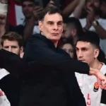 Ο προπονητής του Ολυμπιακού Γιώργος Μπαρτζώκας δίνει οδηγίες με ένταση από τον πάγκο