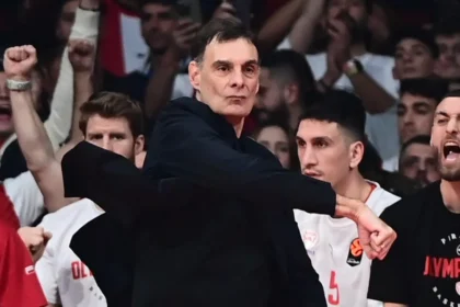 Ο προπονητής του Ολυμπιακού Γιώργος Μπαρτζώκας δίνει οδηγίες με ένταση από τον πάγκο