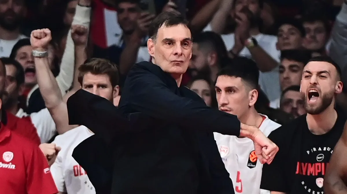 Ο προπονητής του Ολυμπιακού Γιώργος Μπαρτζώκας δίνει οδηγίες με ένταση από τον πάγκο