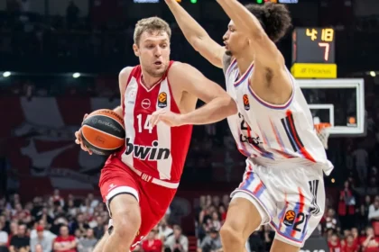 Ο Σάσα Βεζένκοφ του Ολυμπιακού με την μπάλα, προσπαθώντας να αποφύγει τον αμυντικό της Παρί σε αγώνα της Euroleague