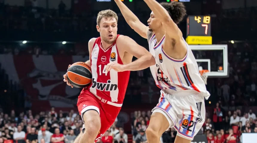 Ο Σάσα Βεζένκοφ του Ολυμπιακού με την μπάλα, προσπαθώντας να αποφύγει τον αμυντικό της Παρί σε αγώνα της Euroleague