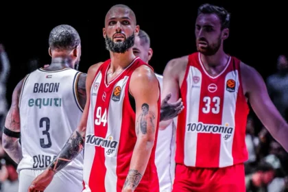 Ο Εβάν Φουρνιέ και ο Νίκολα Μιλουτίνοφ στο παρκέ με τη φανέλα του Ολυμπιακού σε αγώνα της EuroLeague