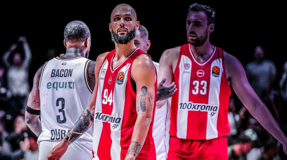 Ο Εβάν Φουρνιέ και ο Νίκολα Μιλουτίνοφ στο παρκέ με τη φανέλα του Ολυμπιακού σε αγώνα της EuroLeague