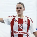 Αθλήτρια της ομάδας χάντμπολ Γυναικών του Ολυμπιακού δίνει οδηγίες κατά τη διάρκεια αγώνα
