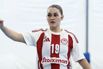 Αθλήτρια της ομάδας χάντμπολ Γυναικών του Ολυμπιακού δίνει οδηγίες κατά τη διάρκεια αγώνα