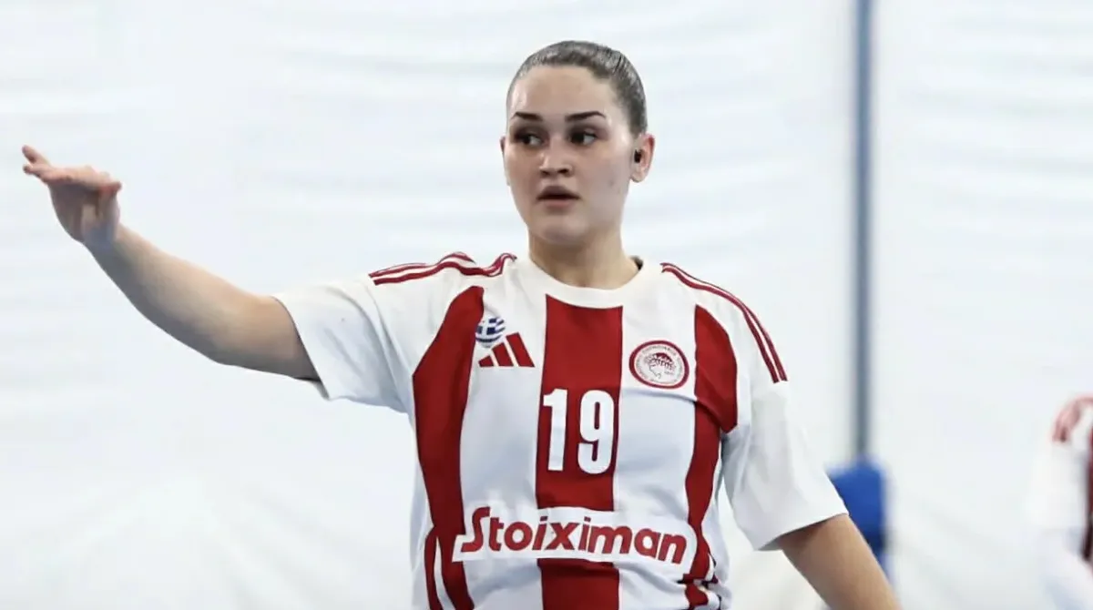 Αθλήτρια της ομάδας χάντμπολ Γυναικών του Ολυμπιακού δίνει οδηγίες κατά τη διάρκεια αγώνα