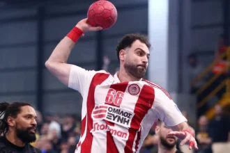 Στιγμιότυπο από το ντέρμπι χάντμπολ μεταξύ παικτών του Ολυμπιακού και της ΑΕΚ