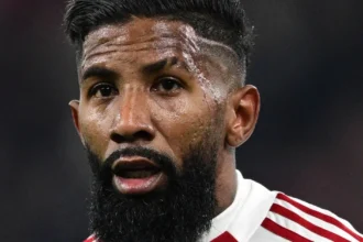 Ο Ροντινέι πανηγυρίζει γεμάτος πάθος απέναντι στην ΑΕΚ μπροστά στις κατάμεστες κερκίδες του σταδίου Καραϊσκάκη.