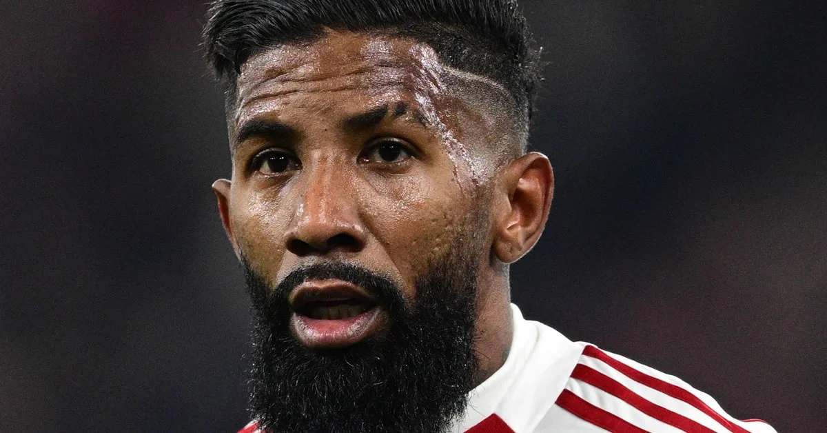 Ο Ροντινέι πανηγυρίζει γεμάτος πάθος απέναντι στην ΑΕΚ μπροστά στις κατάμεστες κερκίδες του σταδίου Καραϊσκάκη.