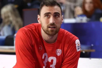 O Νiκολα Μιλουτiνοφ στον πάγκο του Ολυμπιακου