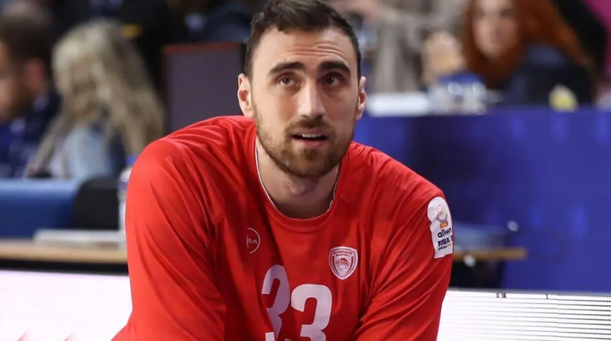 O Νiκολα Μιλουτiνοφ στον πάγκο του Ολυμπιακου