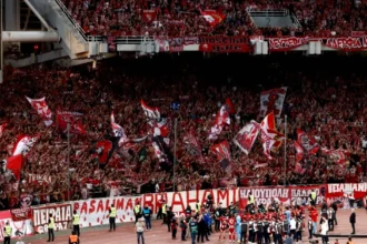 Πανοραμική λήψη του Ολυμπιακού Σταδίου της Αθήνας γεμάτο με φιλάθλους του Ολυμπιακού