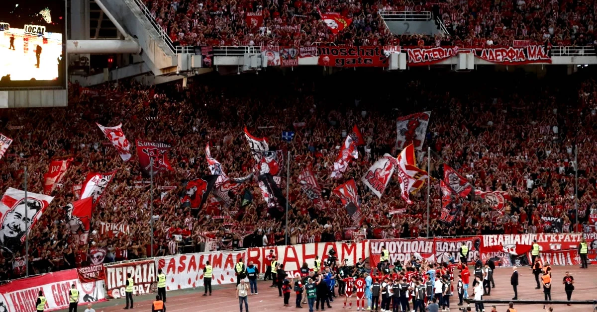 Πανοραμική λήψη του Ολυμπιακού Σταδίου της Αθήνας γεμάτο με φιλάθλους του Ολυμπιακού