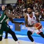 Φάση από το ντέρμπι ανάμεσα σε Ολυμπιακό και Παναθηναϊκό