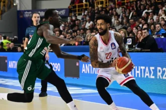 Φάση από το ντέρμπι ανάμεσα σε Ολυμπιακό και Παναθηναϊκό