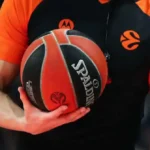 Διαιτητής της EuroLeague δίνει οδηγίες κατά τη διάρκεια αγώνα