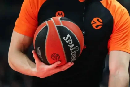 Διαιτητής της EuroLeague δίνει οδηγίες κατά τη διάρκεια αγώνα